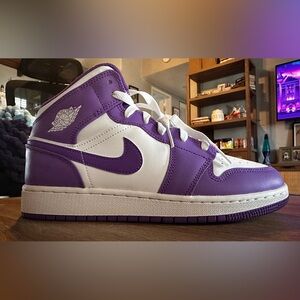 Air Jordan 1 Mid GS – Court Purple/White | Size 6.5Y (Women’s 8)